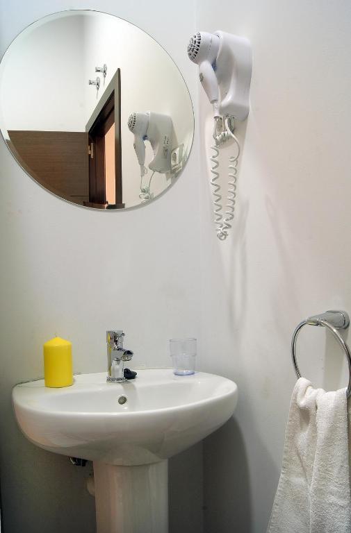 Hostal Cibeles Madrid Room photo